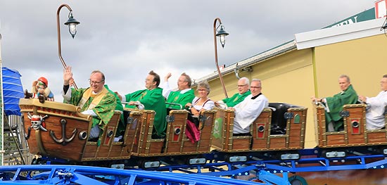 Fahrt der Priesterschaft nach der Segnung von Kinzler's "Pirateninsel" durch Weihbischof Rupert Graf zu Stolberg-Stolberg. (©foto. Martin Schmitz